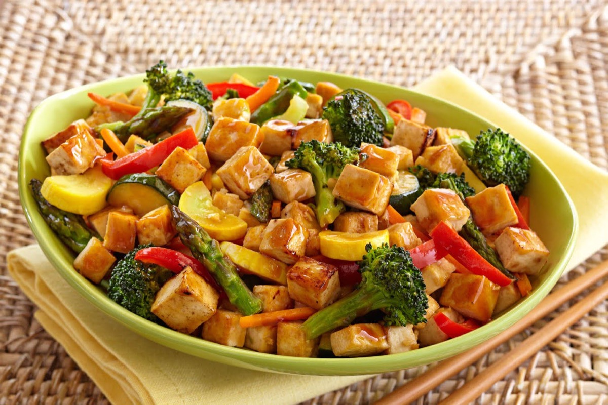 Tofu, vegetales y champiñones
