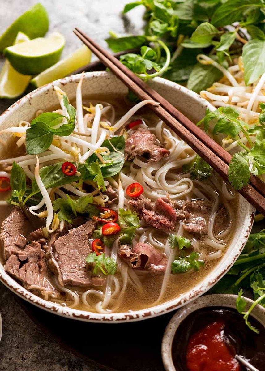 Tazón de phở con hierbas extra