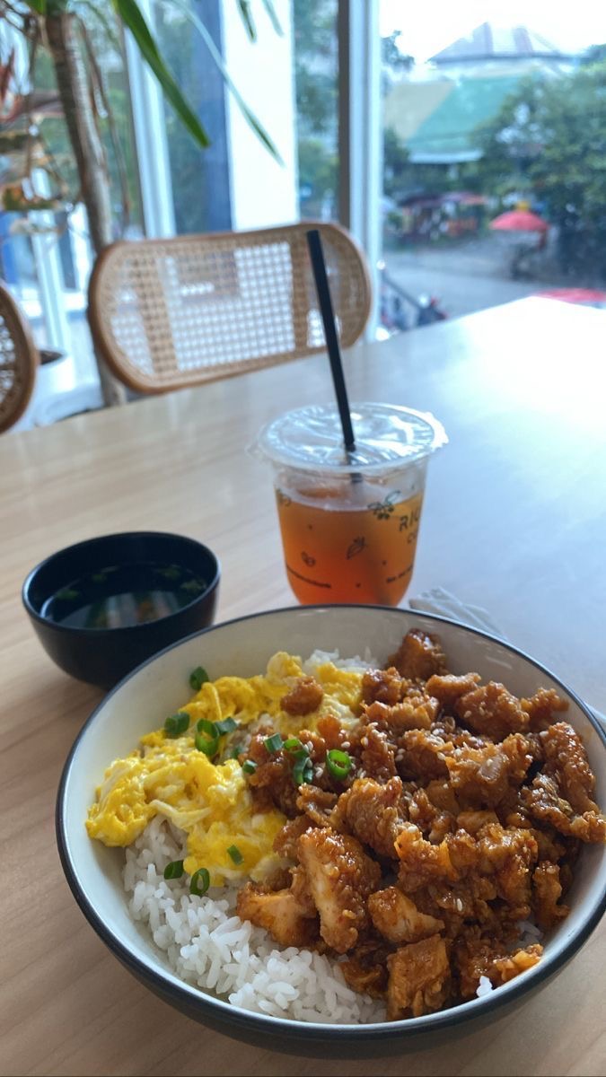Té helado sin azúcar al lado de una comida de arroz
