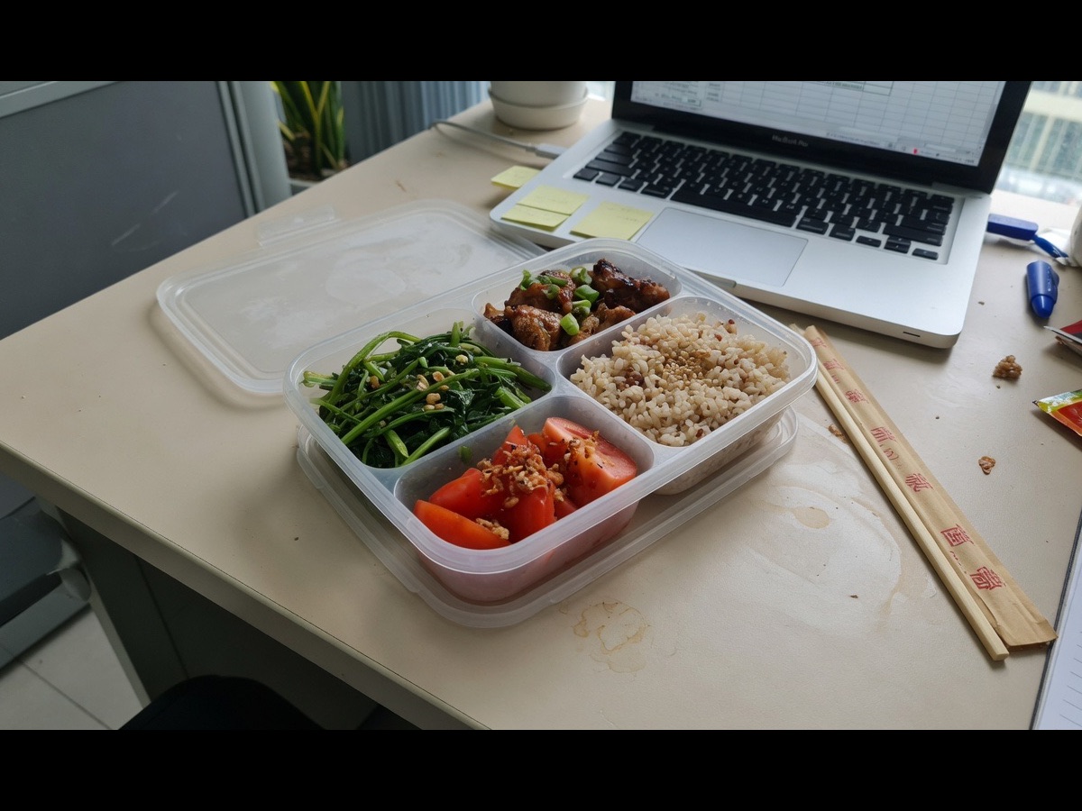 Caja de almuerzo con pollo, huevo y verduras