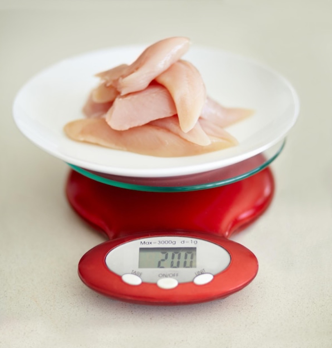 Balanza de cocina con pechuga de pollo