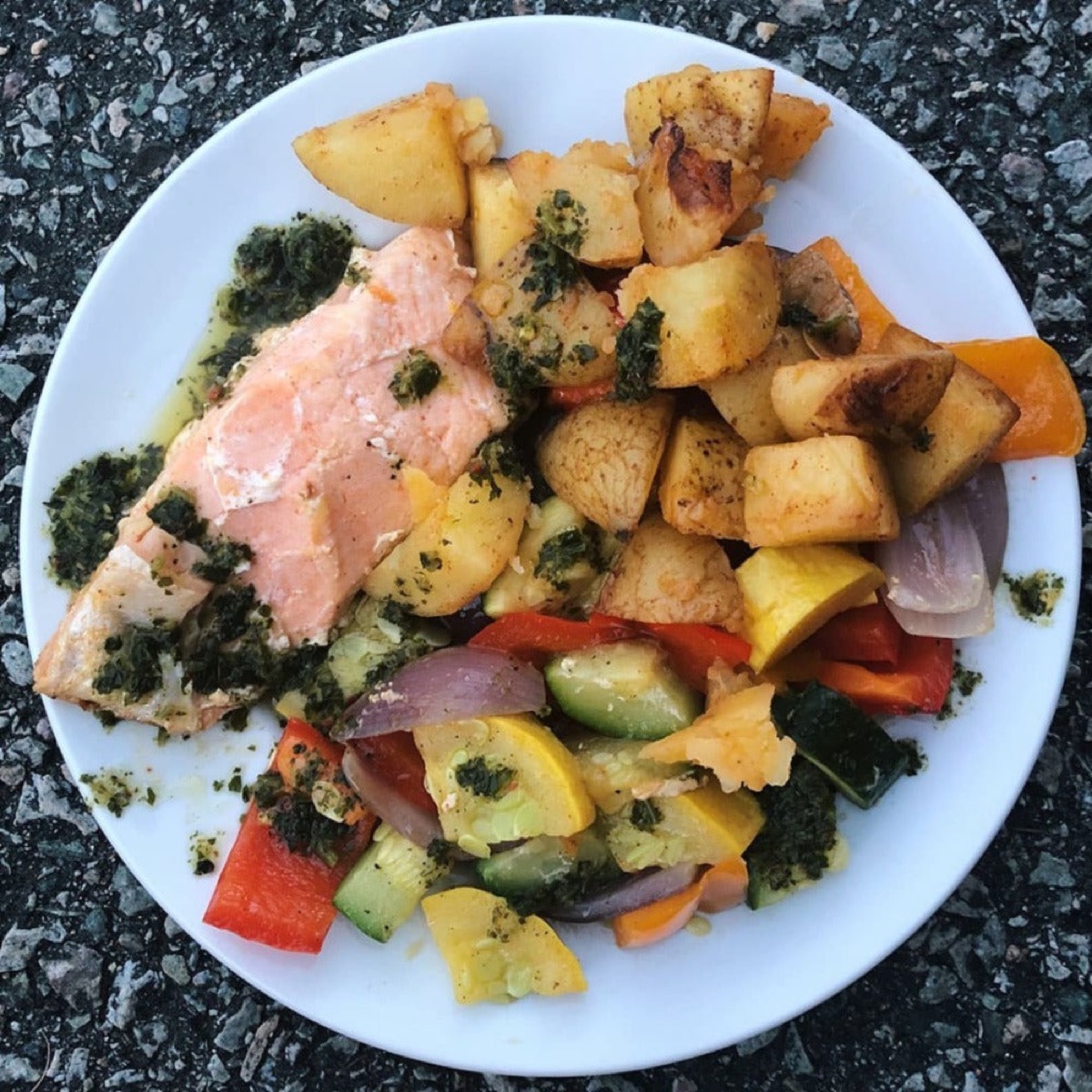 Pescado y huevos en un plato