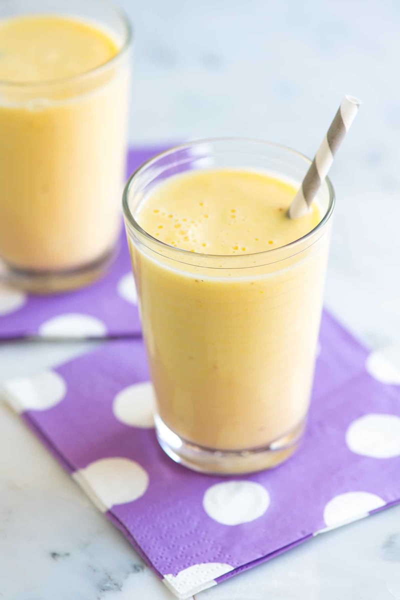 Licuadora con plátano y leche