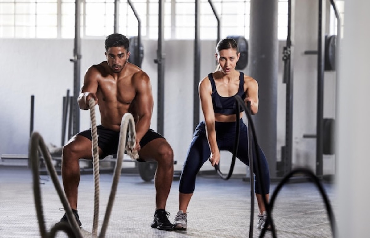 Dos personas entrenando lado a lado