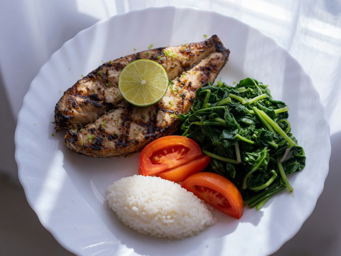 Plato de pescado a la parrilla, muchas verduras, tomate y un poco de arroz