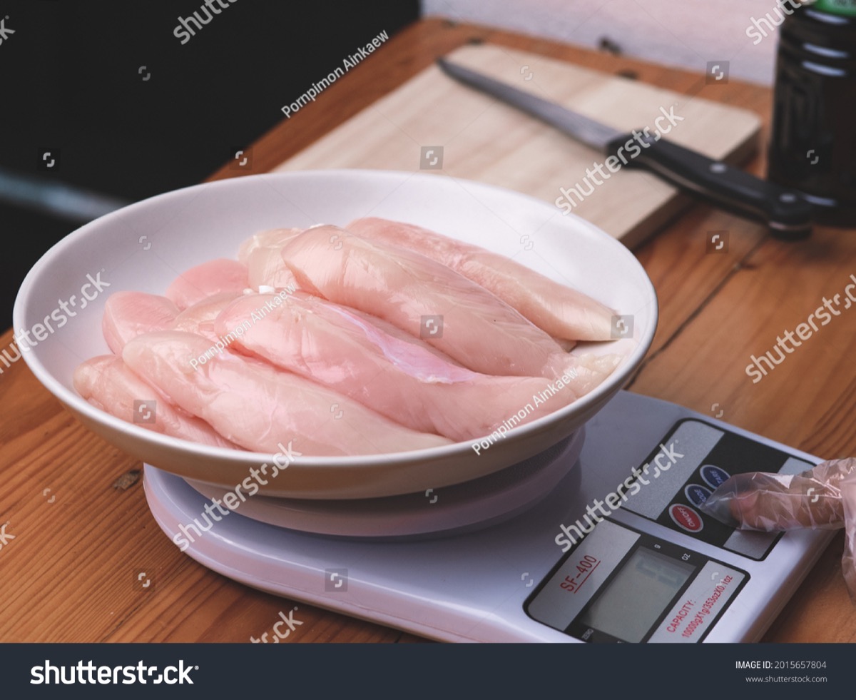 Báscula de cocina y cuaderno