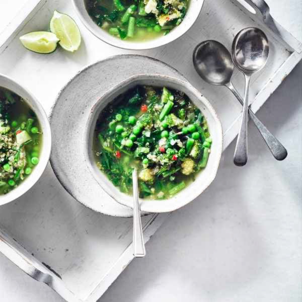 Un tazón de sopa y un plato de nộm