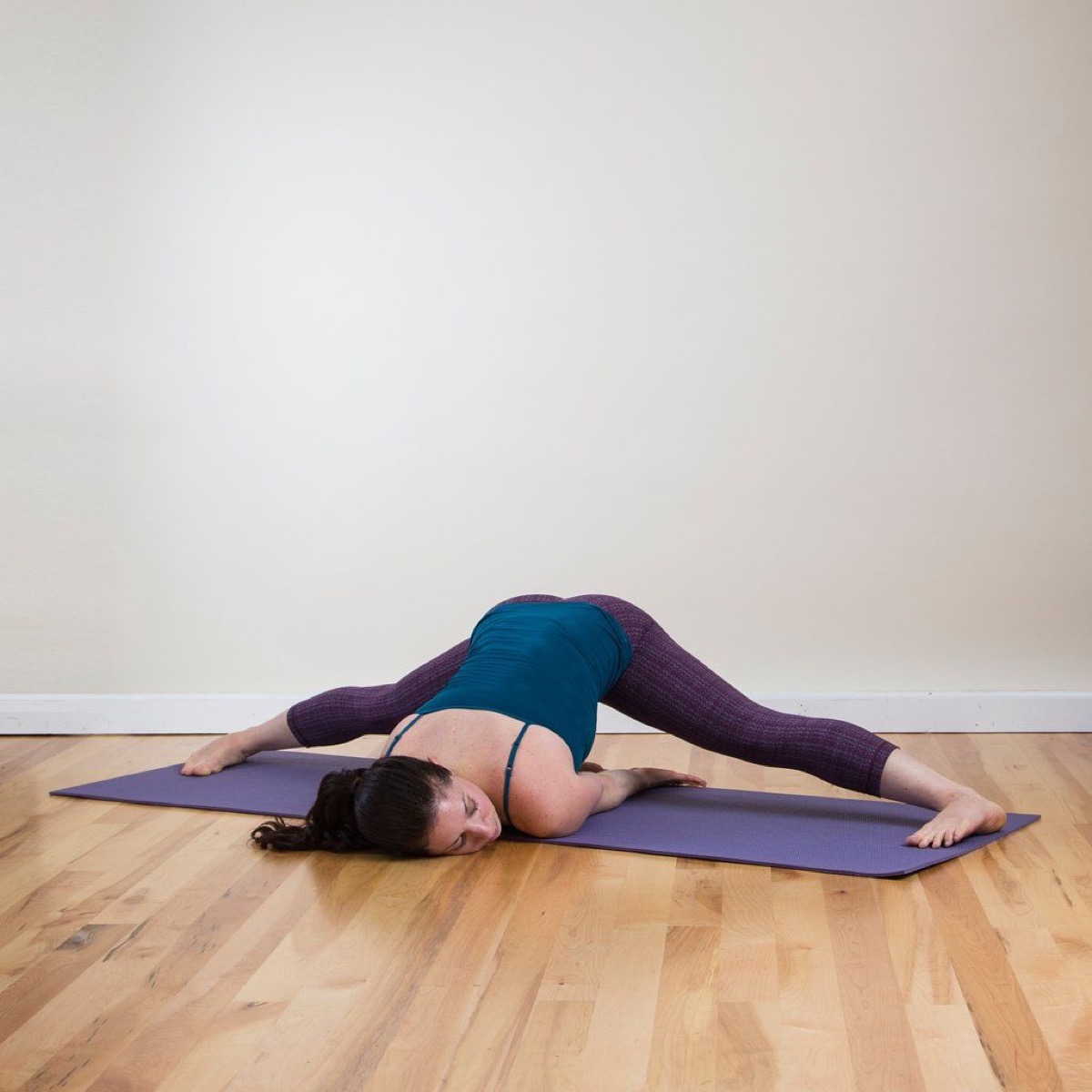 Pose de estiramiento de cadera en una colchoneta de yoga